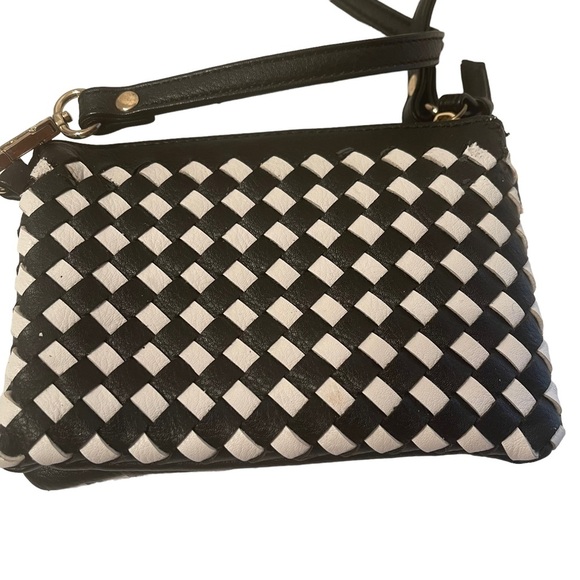 Charming Charlie Multi pocket Black and White Checkered Cross Body Bag - Picture 3 of 5